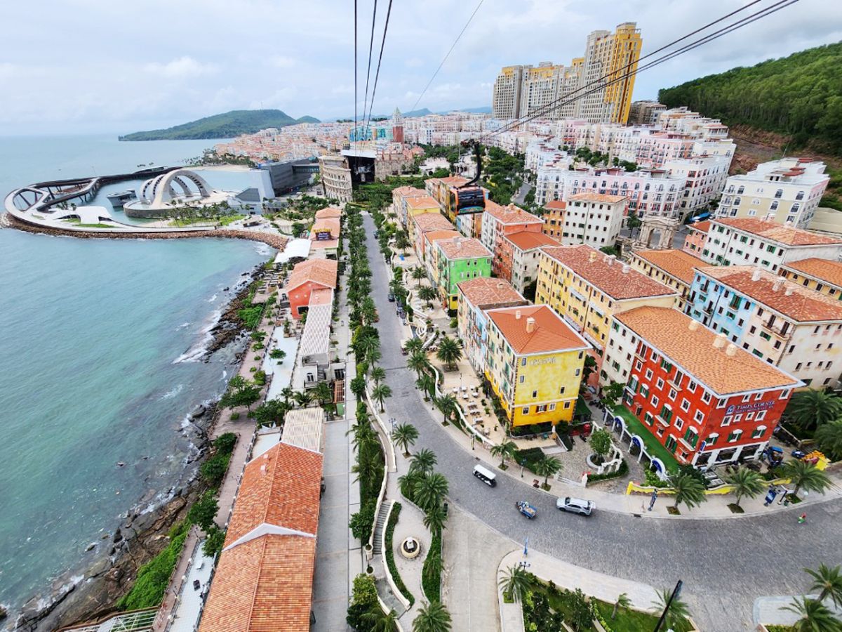 Du khách trải nghiệm không gian Sunset Town, Nam đảo Phú Quốc