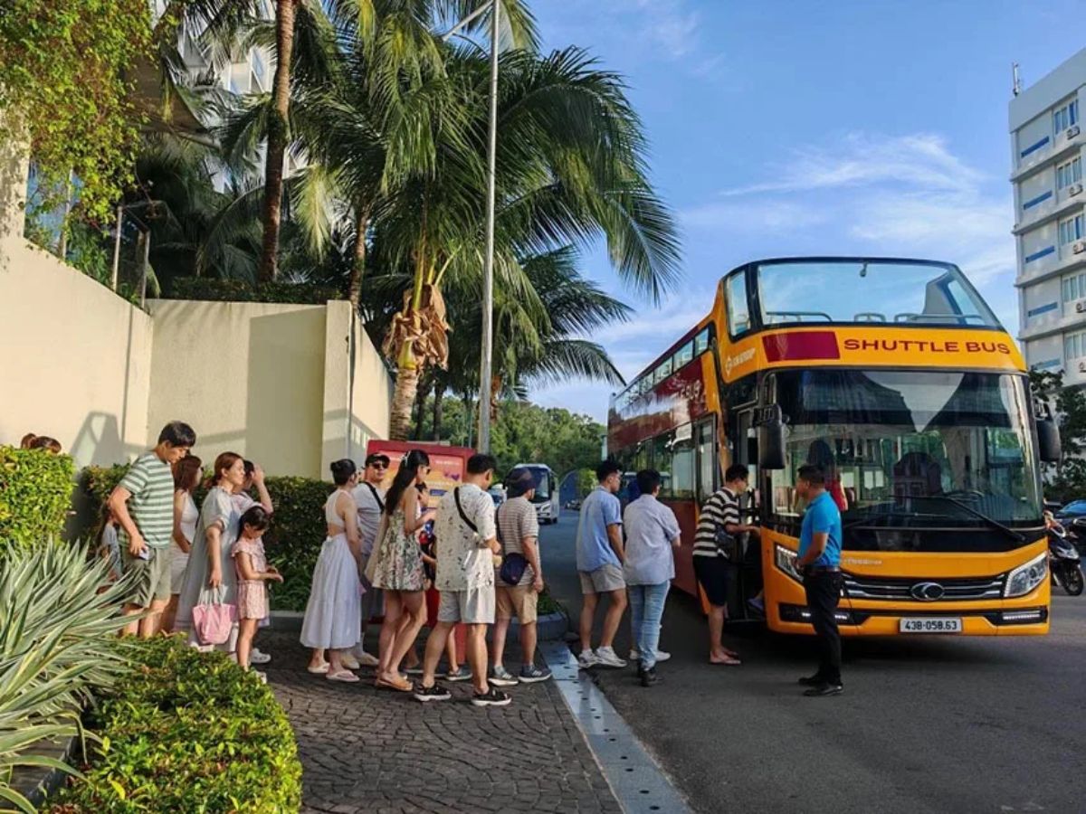 Xe điện đưa đón du khách từ Bãi Khem đi Sunset Town