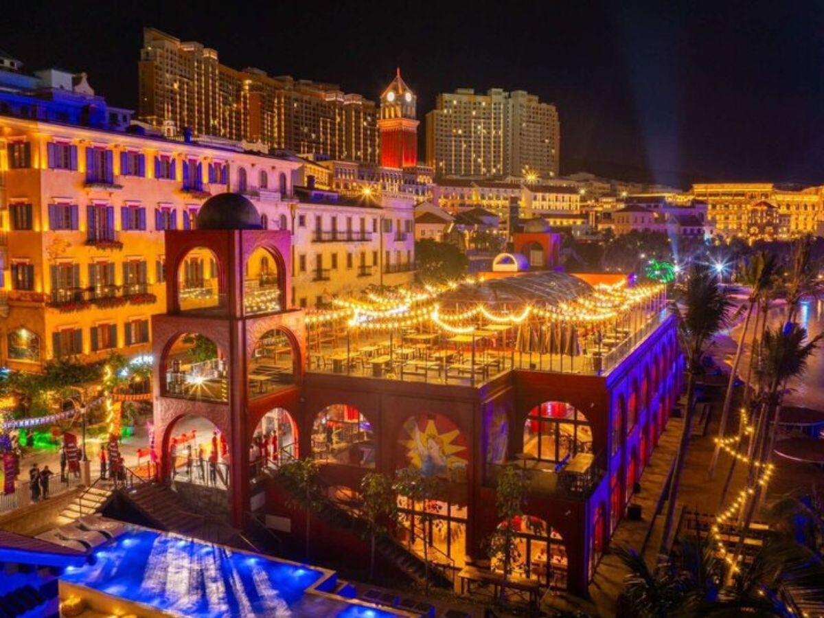 Không khí Sunset Town về đêm sôi động và giàu trải nghiệm