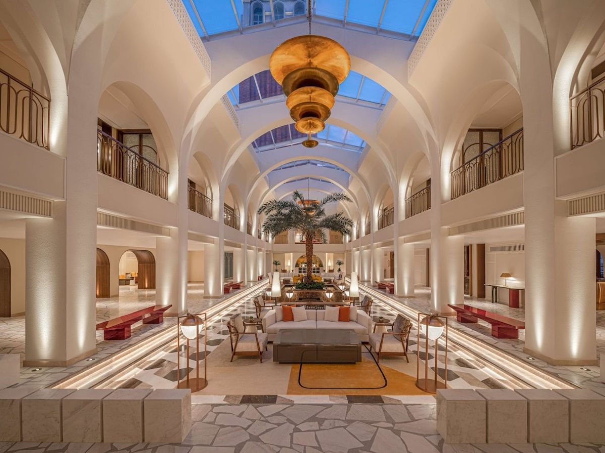 La Festa Phu Quoc – Curio Collection by Hilton tọa lạc tại trung tâm Thị trấn Hoàng Hôn