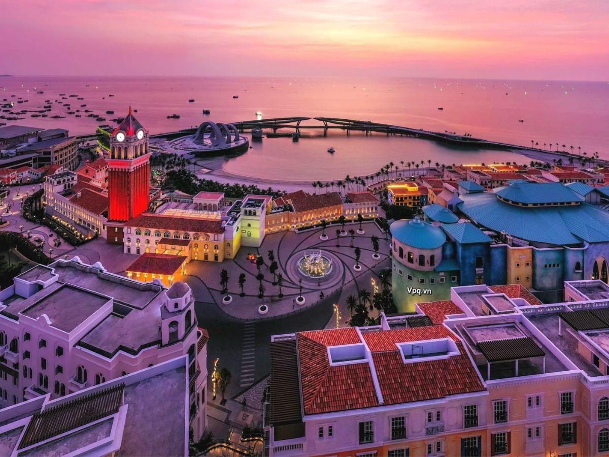 Trải nghiệm không gian Sunset Town với nhiều công trình kiến trúc nổi bật