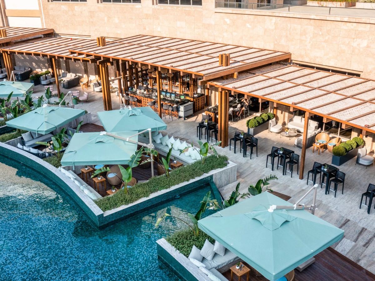Chuỗi Pool Bar nằm ngay khu vực hồ bơi vô cực