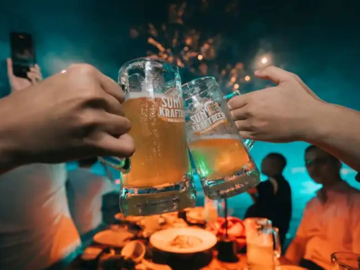 Du khách thưởng thức bia thủ công tại Sun Bavaria GastroPub
