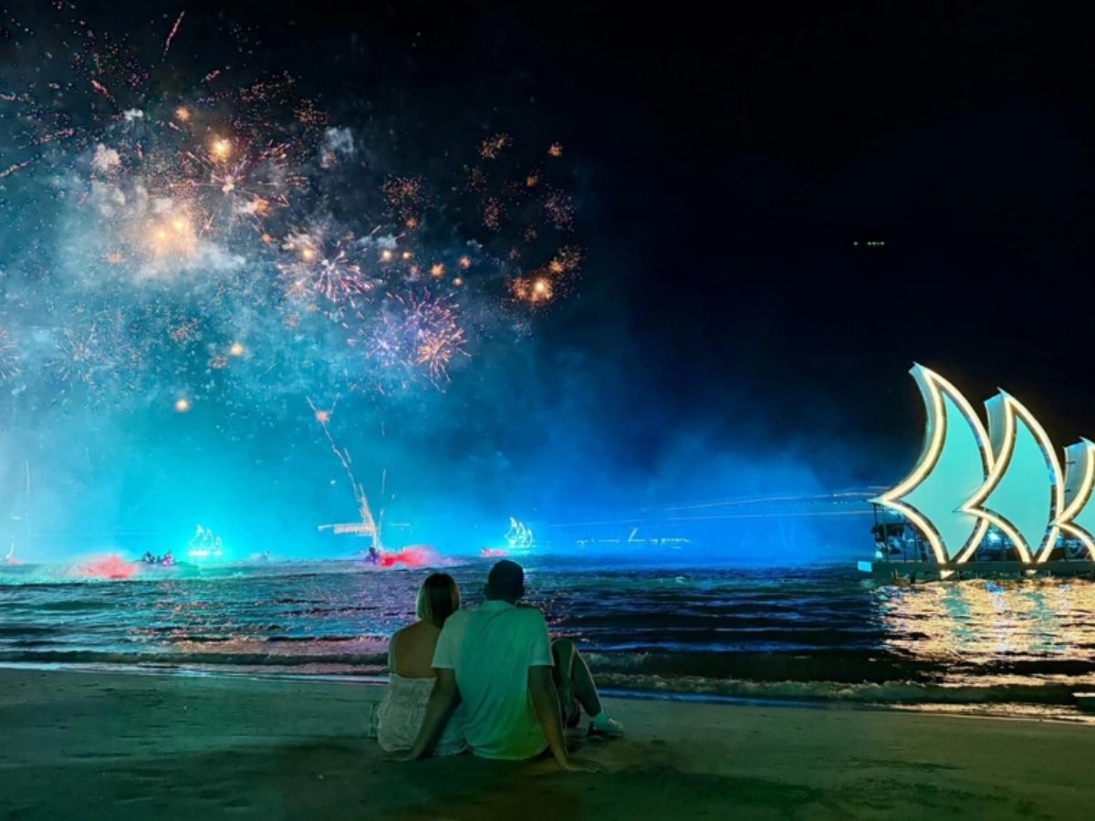 Tại Sunset Town, du khách có nhiều vị trí để ngắm pháo hoa và xem show