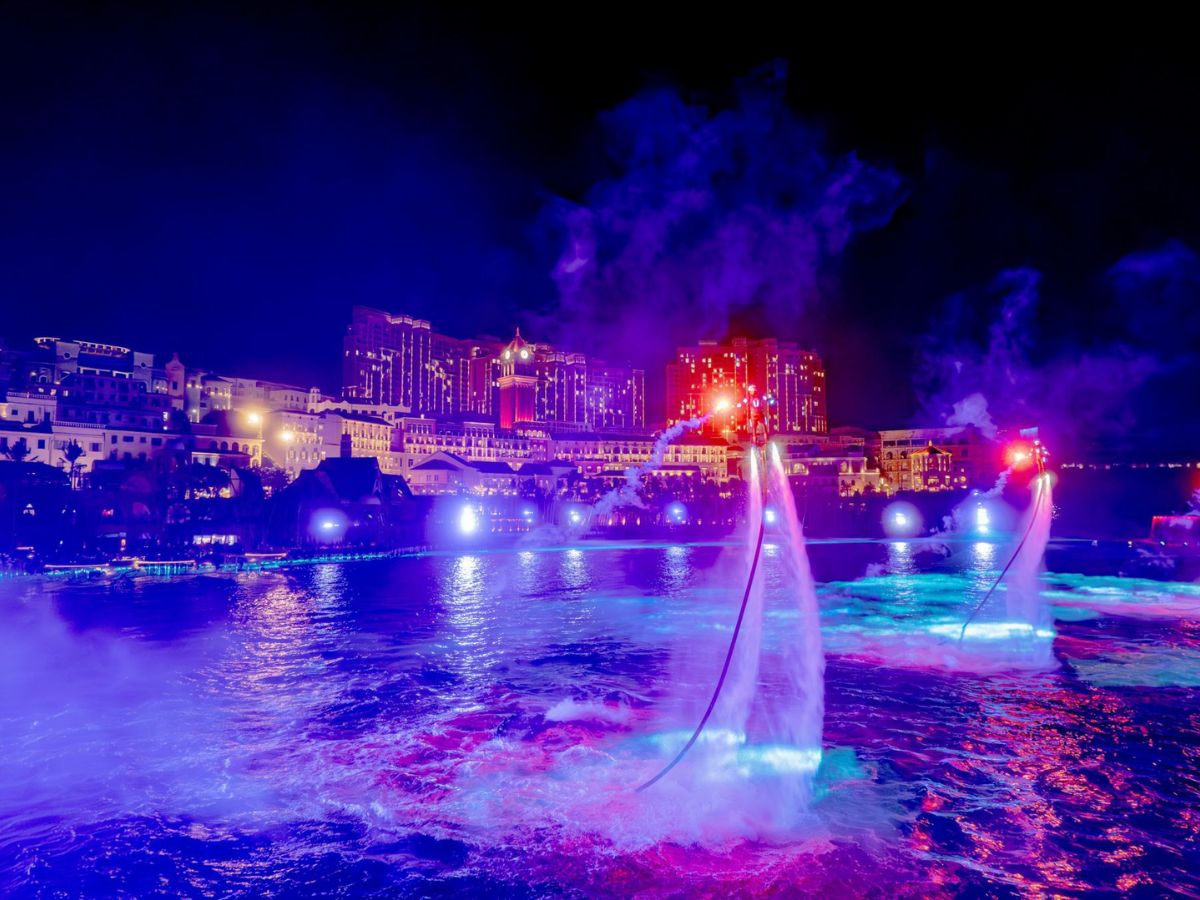 Màn trình diễn âm nhạc và ánh sáng trên nền biển đêm Sunset Town
