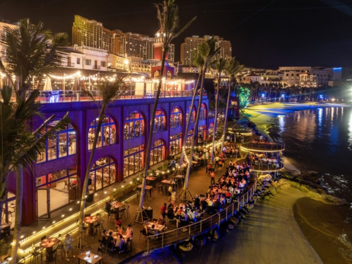 Du khách trải nghiệm không khí vui nhộn về đêm tại Sunset Town