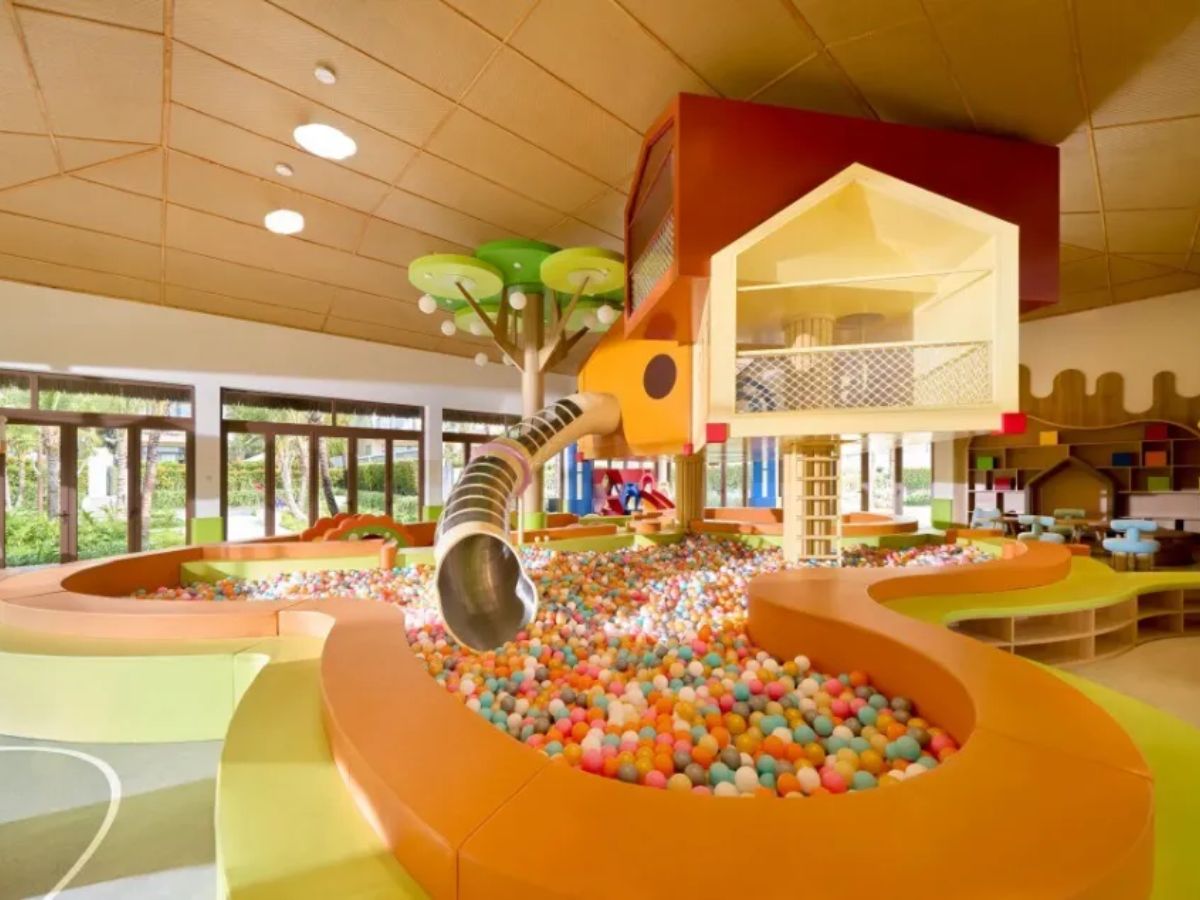Kids Club trong nhà với không gian rộng, thiết kế nhiều màu sắc dành cho trẻ nhỏ