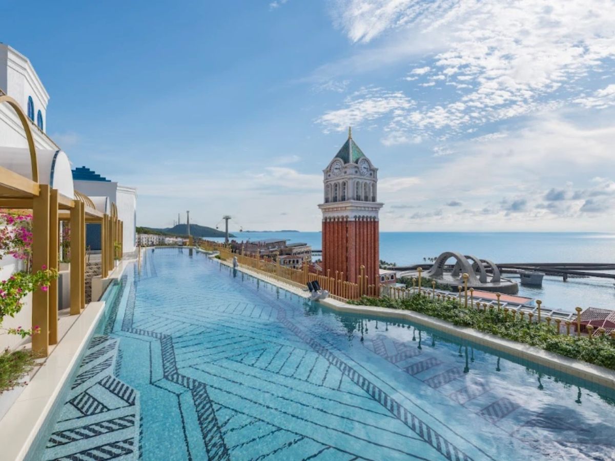 La Festa Phu Quoc – Curio Collection by Hilton là khách sạn 5 sao tại Sunset Town