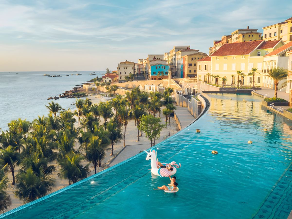 Hồ bơi tại La Festa Phu Quoc được thiết kế theo dạng vô cực ngoài trời