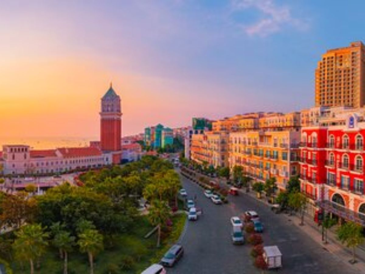Khách sạn gần biển Sunset Town chủ yếu cung cấp dịch vụ lưu trú cơ bản đến cao cấp