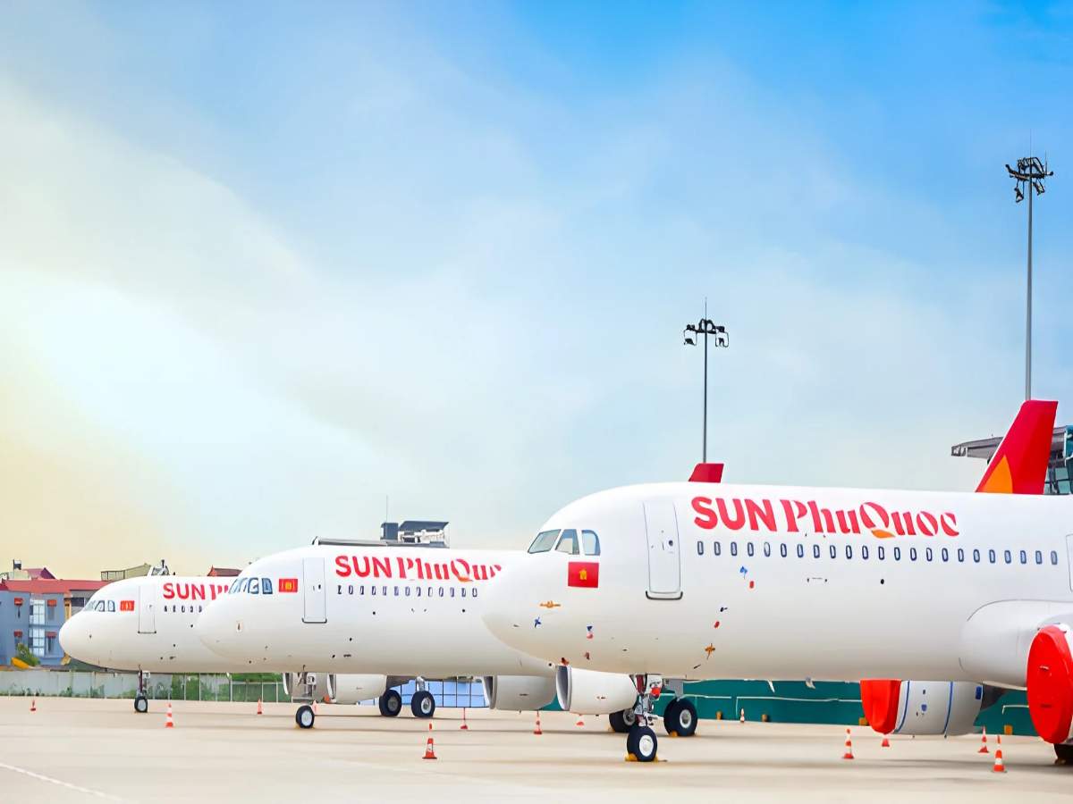Máy bay hạ cánh tại sân bay Phú Quốc giữa khung cảnh biển đảo