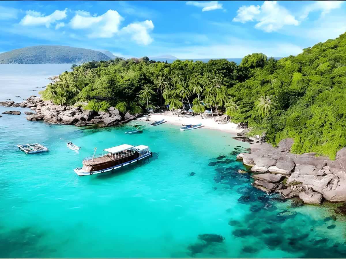 Hòn Thơm nằm ở phía Nam đảo Phú Quốc