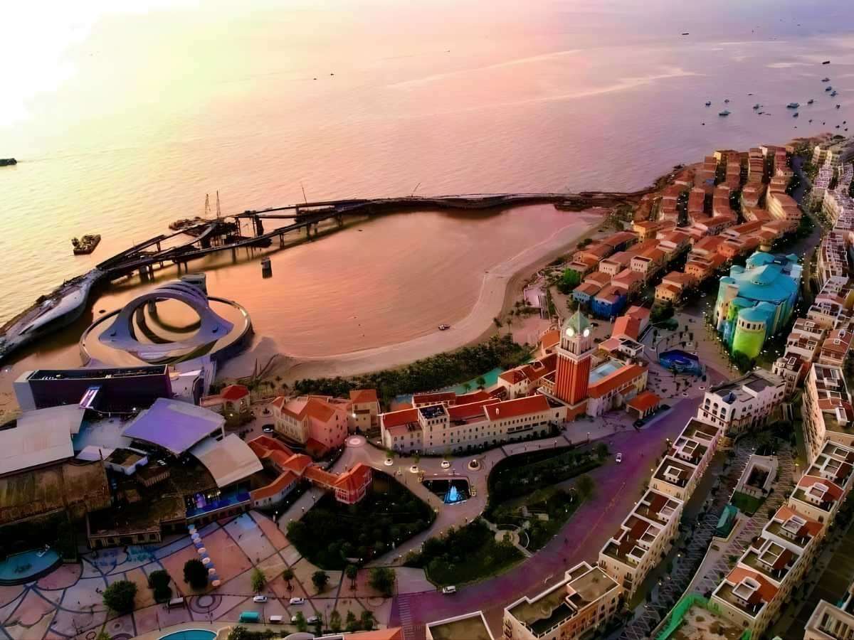 Thị trấn Hoàng Hôn là khu vực được xây dựng theo phong cách kiến trúc Địa Trung Hải