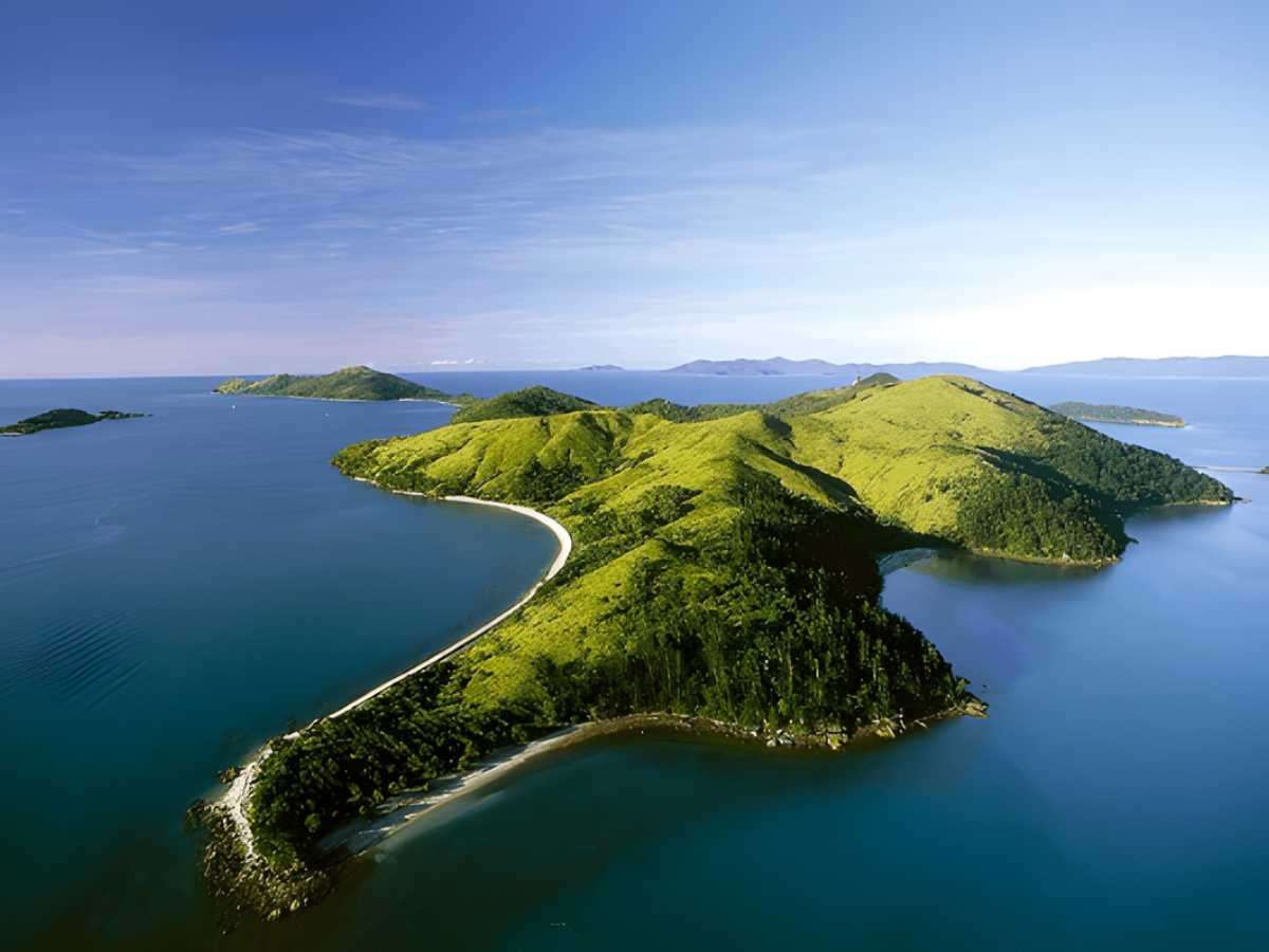 Hòn Thơm nằm ở phía Nam Phú Quốc, thuộc quần đảo An Thới