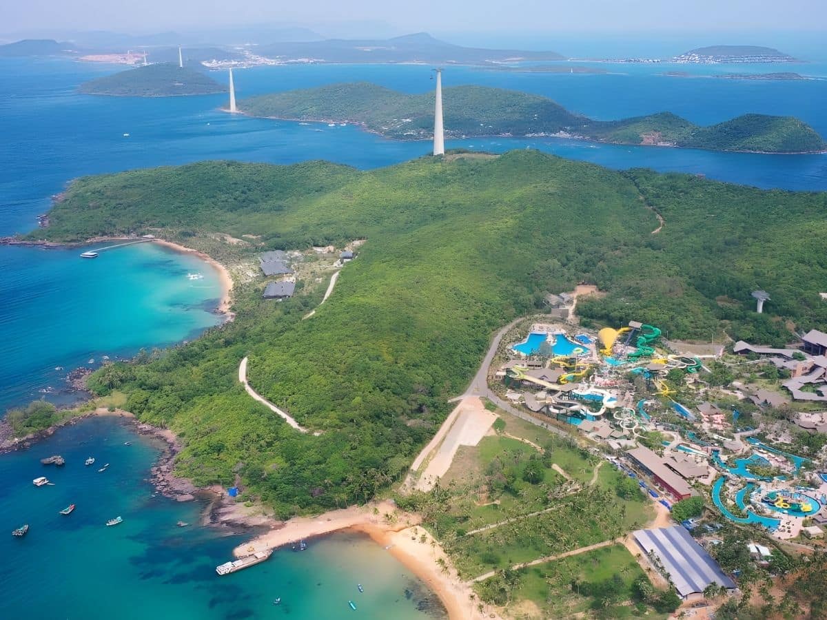 Hòn Thơm nằm trong quần đảo An Thới ở phía Nam Phú Quốc