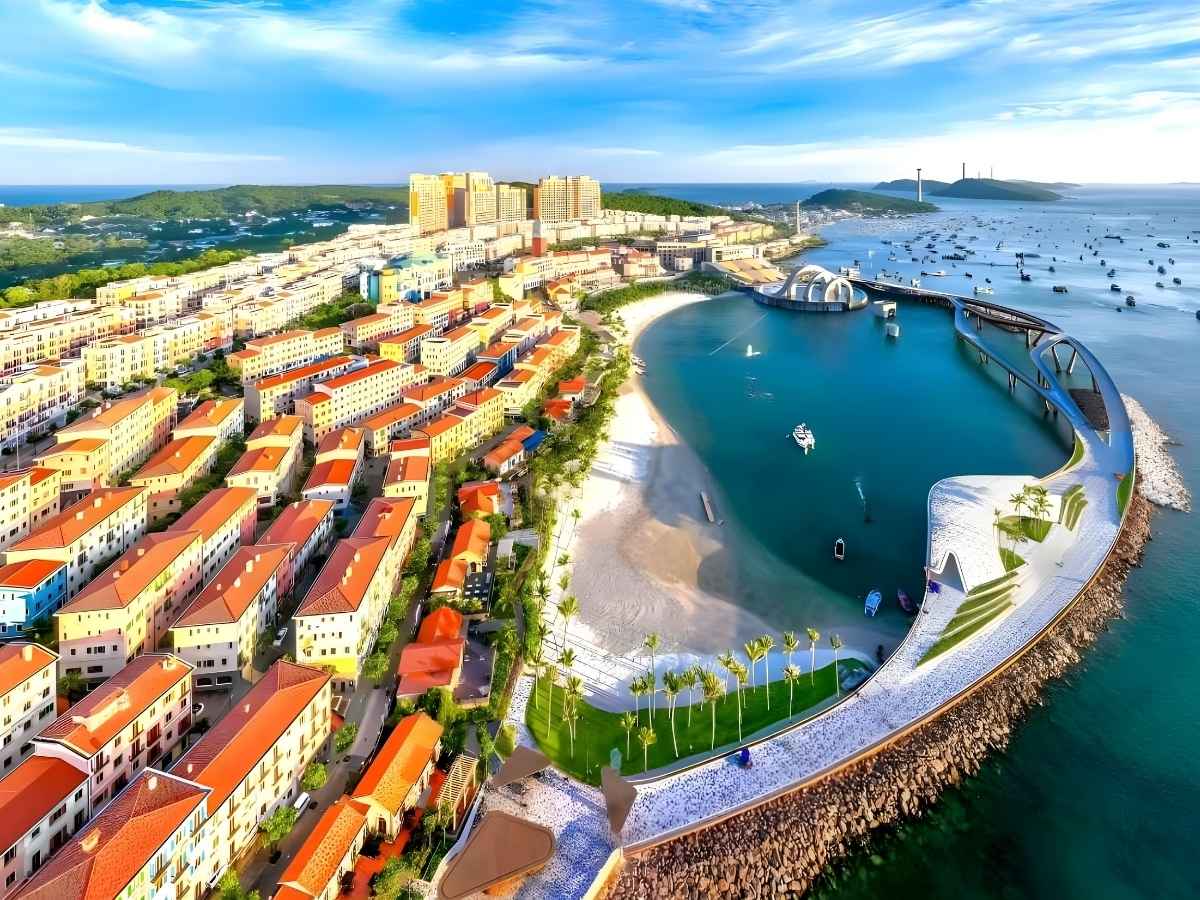 Du khách ghé thăm thị trấn Hoàng Hôn ở Nam đảo Phú Quốc