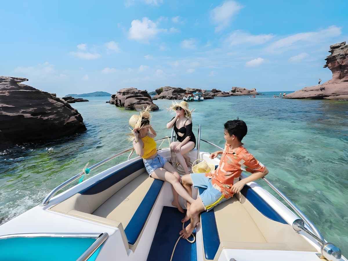 Phong cách trang phục nổi bật với tone vàng, cam, xanh,... (