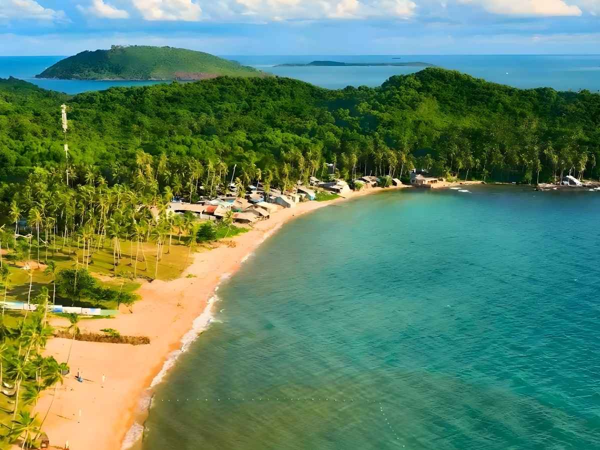 Hòn Thơm gây ấn tượng bởi cảnh quan biển đảo trong xanh