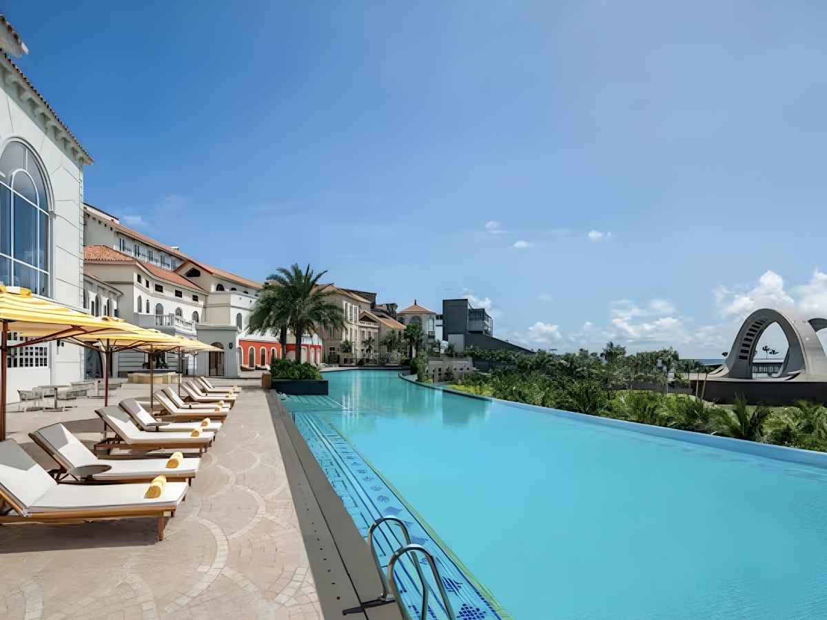 La Festa Phu Quoc Curio Collection by Hilton nằm trong khu vực Thị trấn Hoàng Hôn