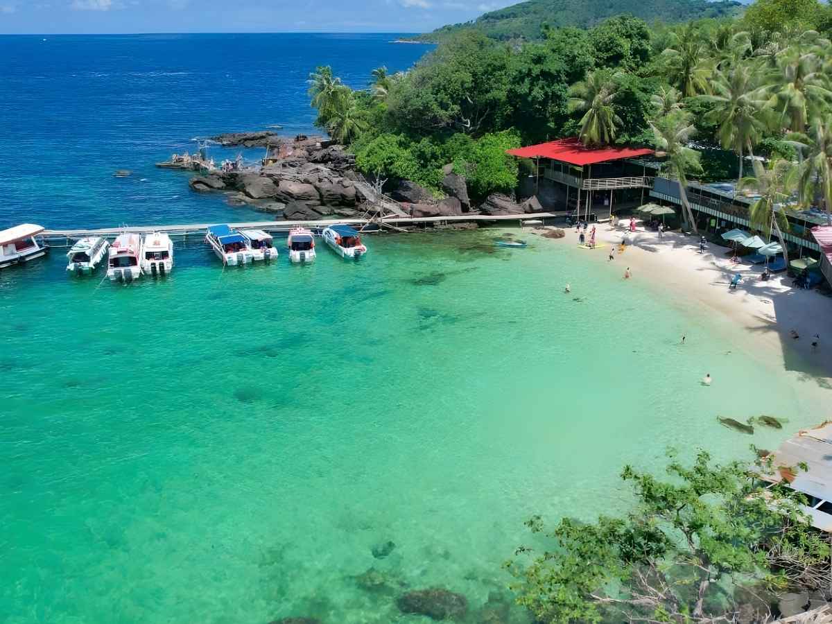 Khu vực Hòn Thơm nổi bật với bãi biển trong xanh và bờ cát trắng trải dài