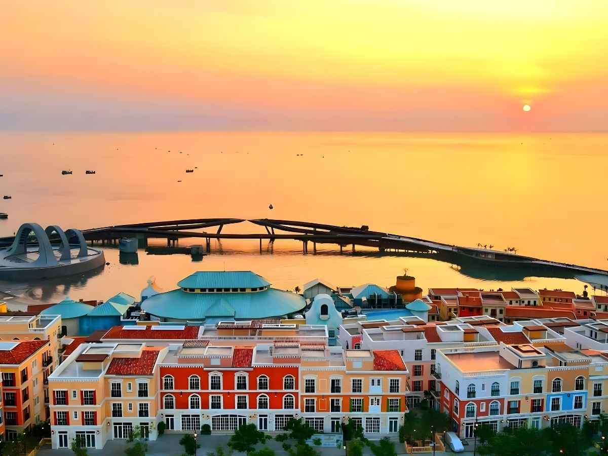 Thị trấn Hoàng Hôn là khu đô thị du lịch tọa lạc tại Nam đảo