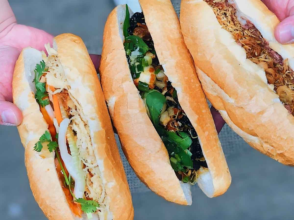 Bánh mì kẹp kiểu Phú Quốc thường có lớp vỏ giòn và phần nhân đa dạng