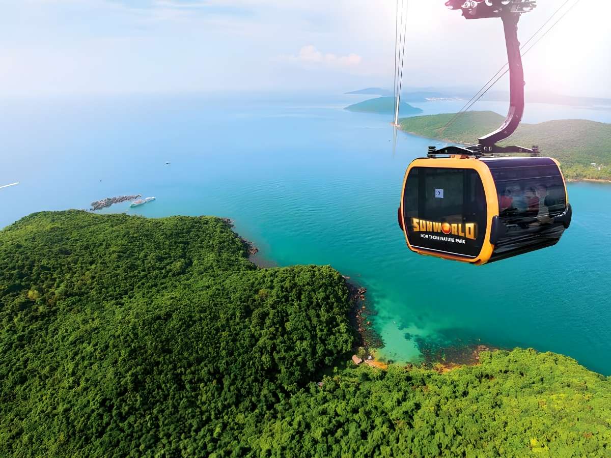 Sử dụng tuyến cáp treo vượt biển tại Sun World Hon Thom