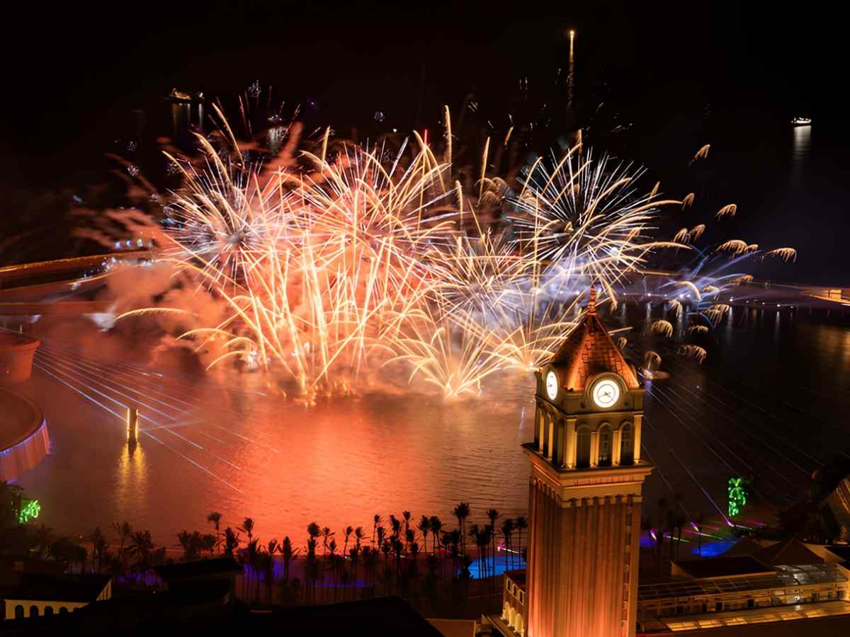 Buổi tối quay lại để khám phá thị trấn Hoàng Hôn rực rỡ