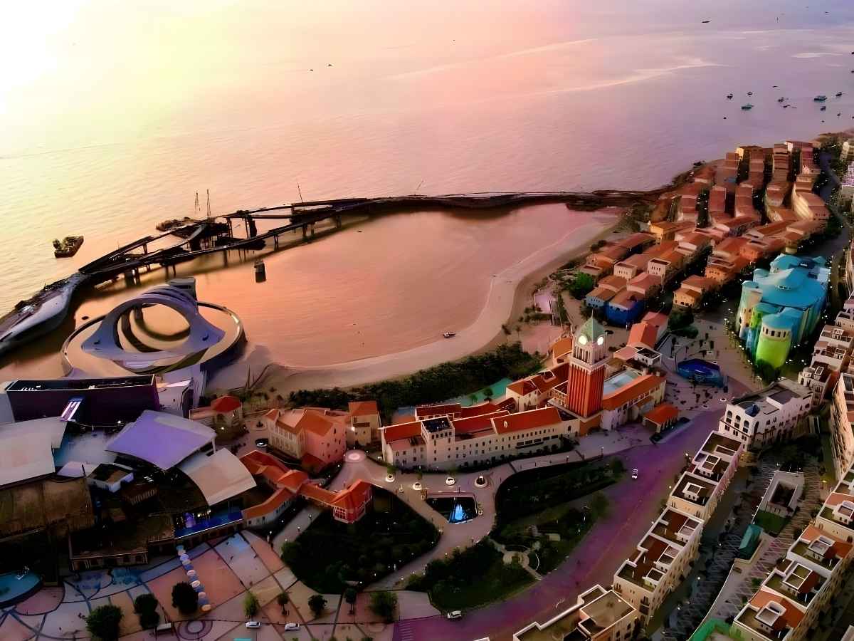 Không khí buổi chiều tối vô cùng rực rỡ tại thị trấn Hoàng Hôn
