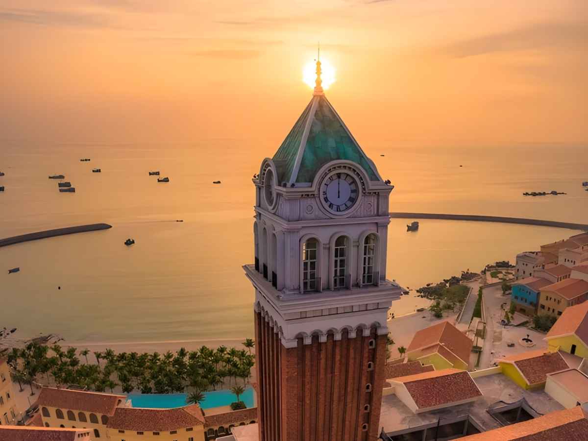 Thị trấn Hoàng Hôn được xây dựng theo phong cách Địa Trung Hải