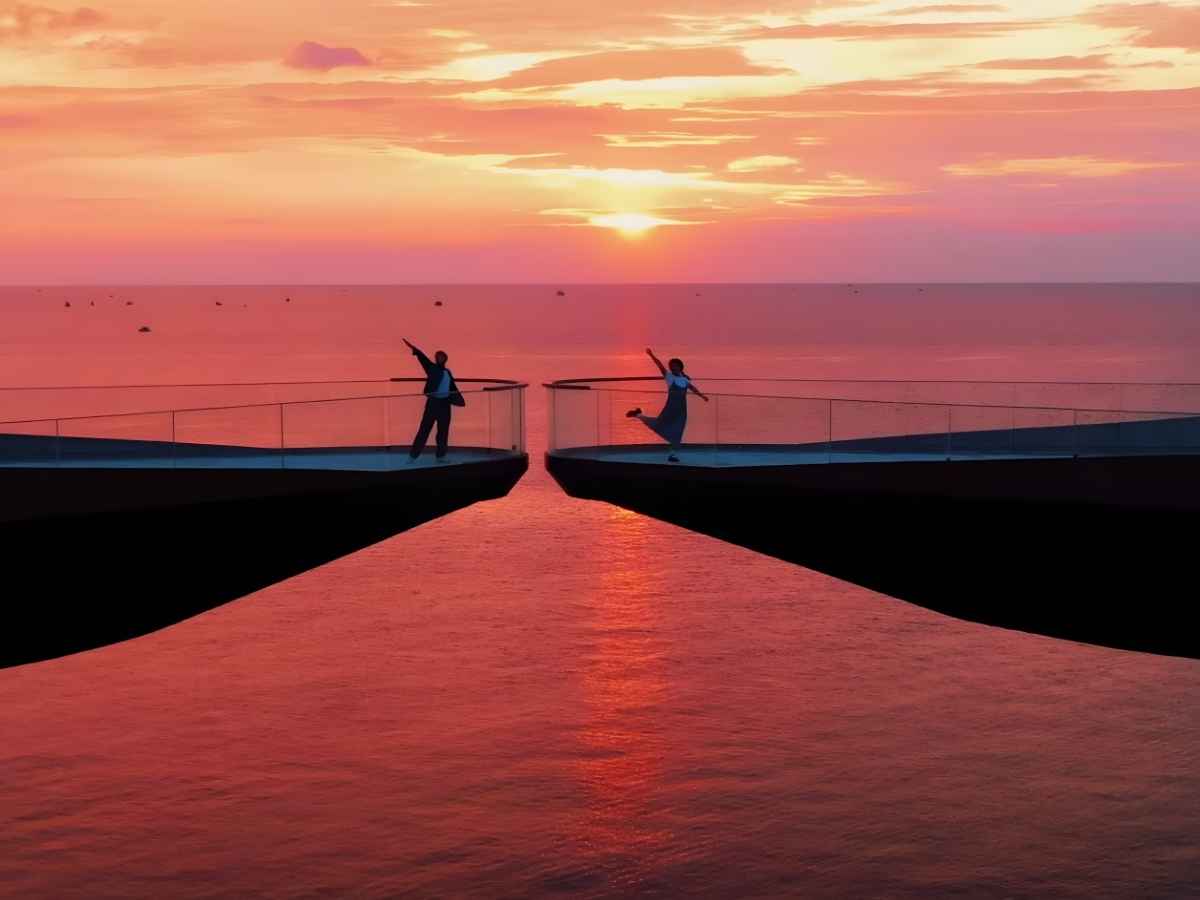 Cầu Hôn nằm tại trung tâm thị trấn Hoàng Hôn