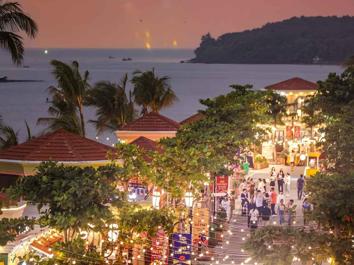 Tuyến phố ẩm thực tại Sunset Town được thiết kế theo phong cách Địa Trung Hải