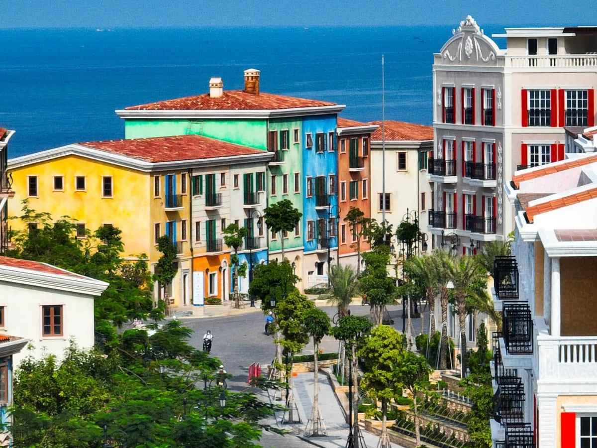 Du khách lựa chọn dành khoảng nửa ngày tại Sunset Town