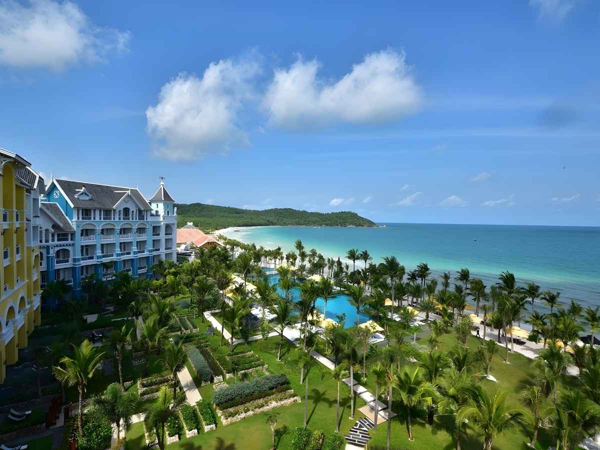Bãi Kem có nhiều góc chụp ảnh nhờ sự kết hợp giữa bãi cát trắng và làn nước xanh ngọc