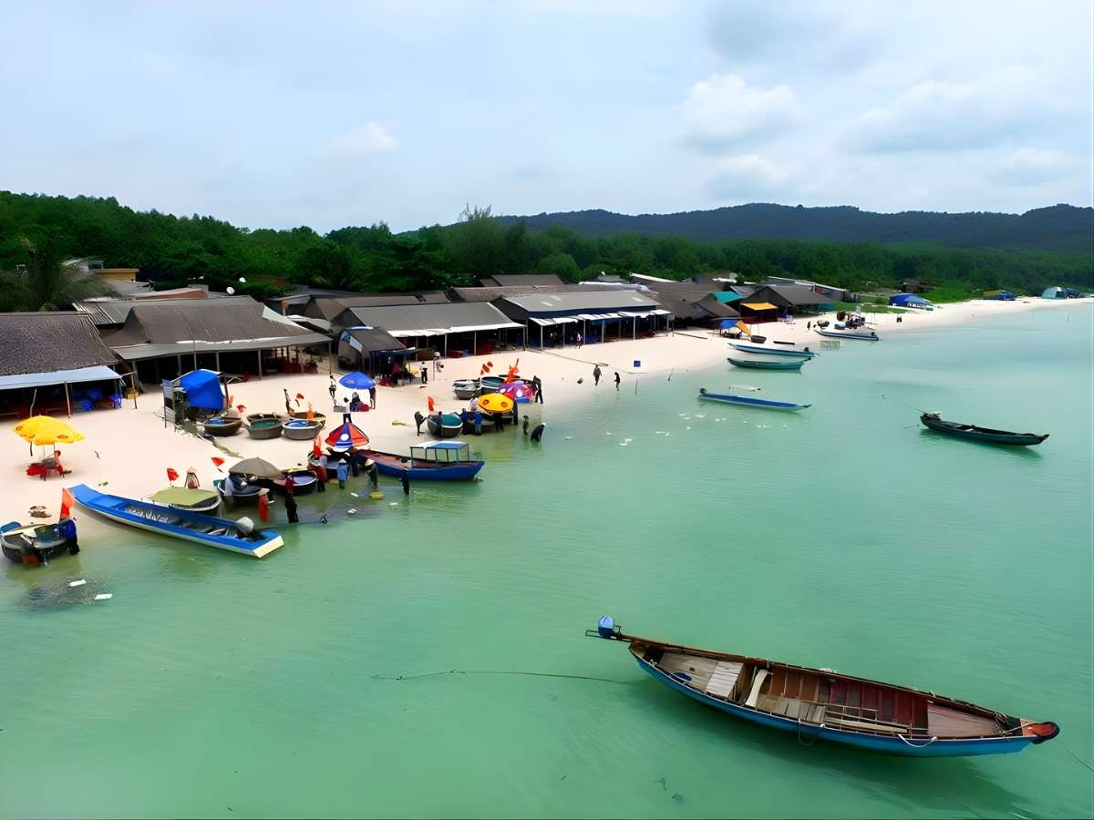 Bãi Kem Phú Quốc review có màu nước biển xanh ngọc bích đặc trưng