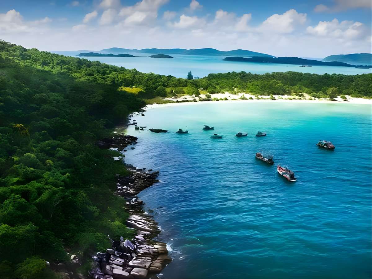 Thời tiết Bãi Kem mang đặc trưng giao mùa rõ rệt
