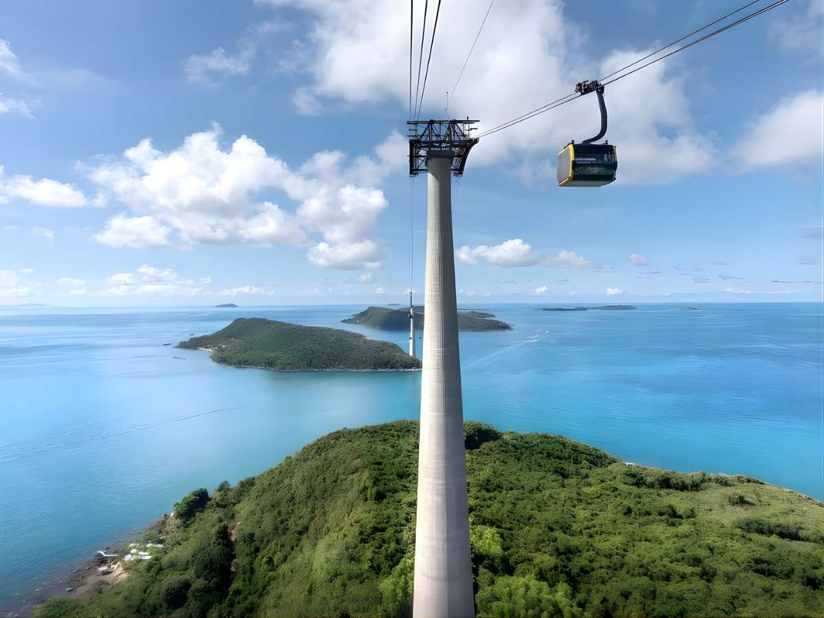 Sử dụng tuyến cáp treo hiện đại của Sun World Hon Thom