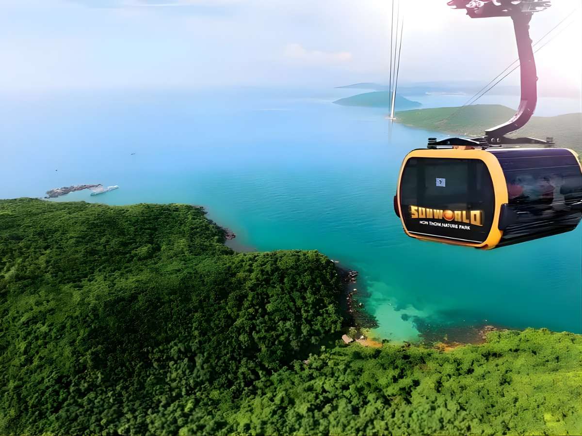 Di chuyển bằng tuyến cáp treo hiện đại của Sun World Hon Thom