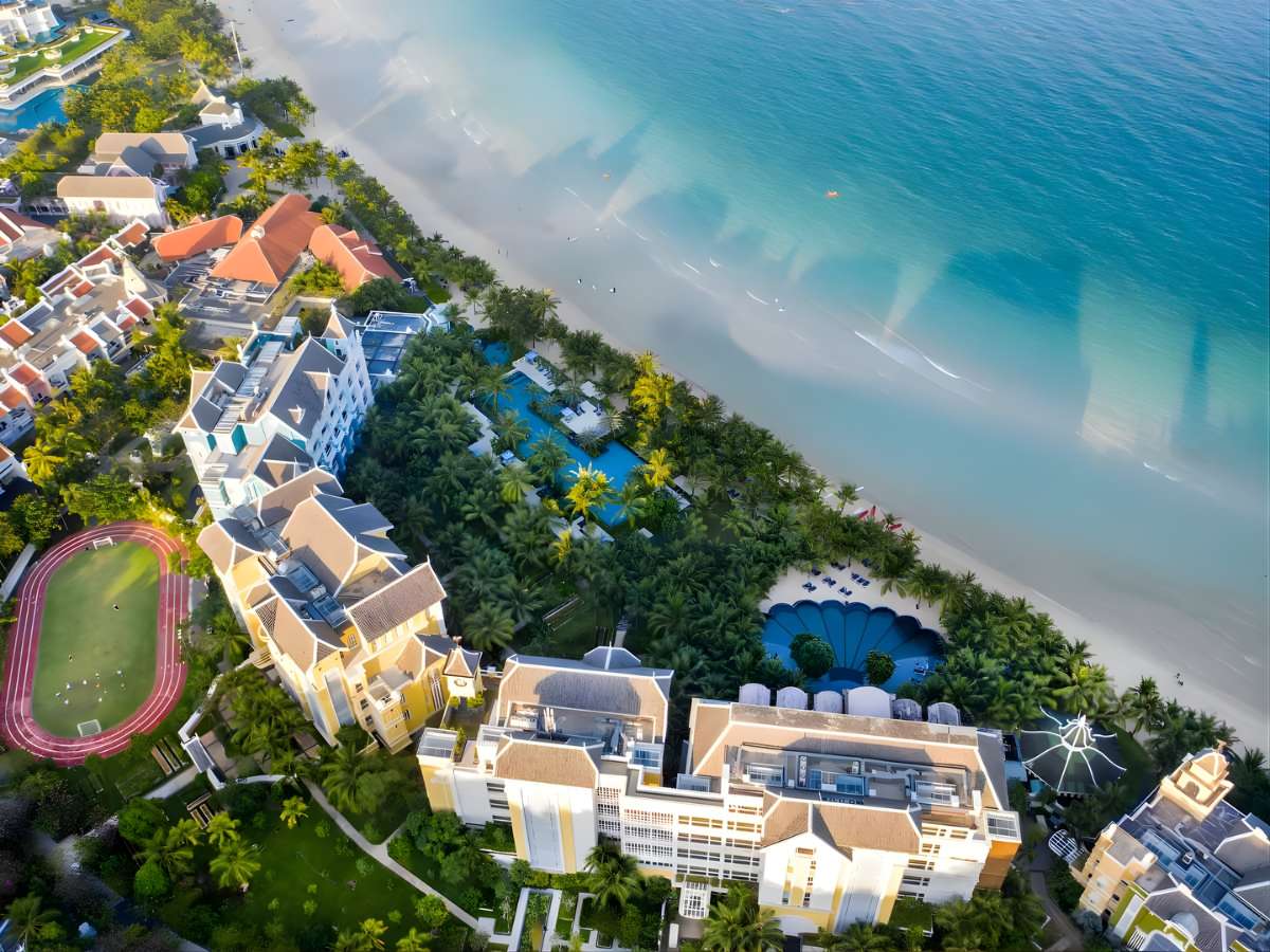 JW Marriott Phu Quoc Emerald Bay là khu nghỉ dưỡng nổi bật nằm sát bãi Kem