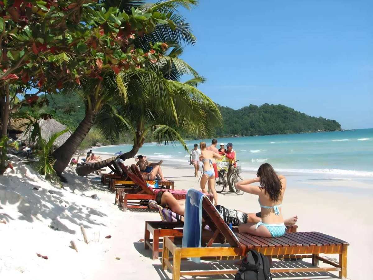 Tắm biển và thư giãn trên bãi cát là hoạt động phổ biến tại Bãi Sao
