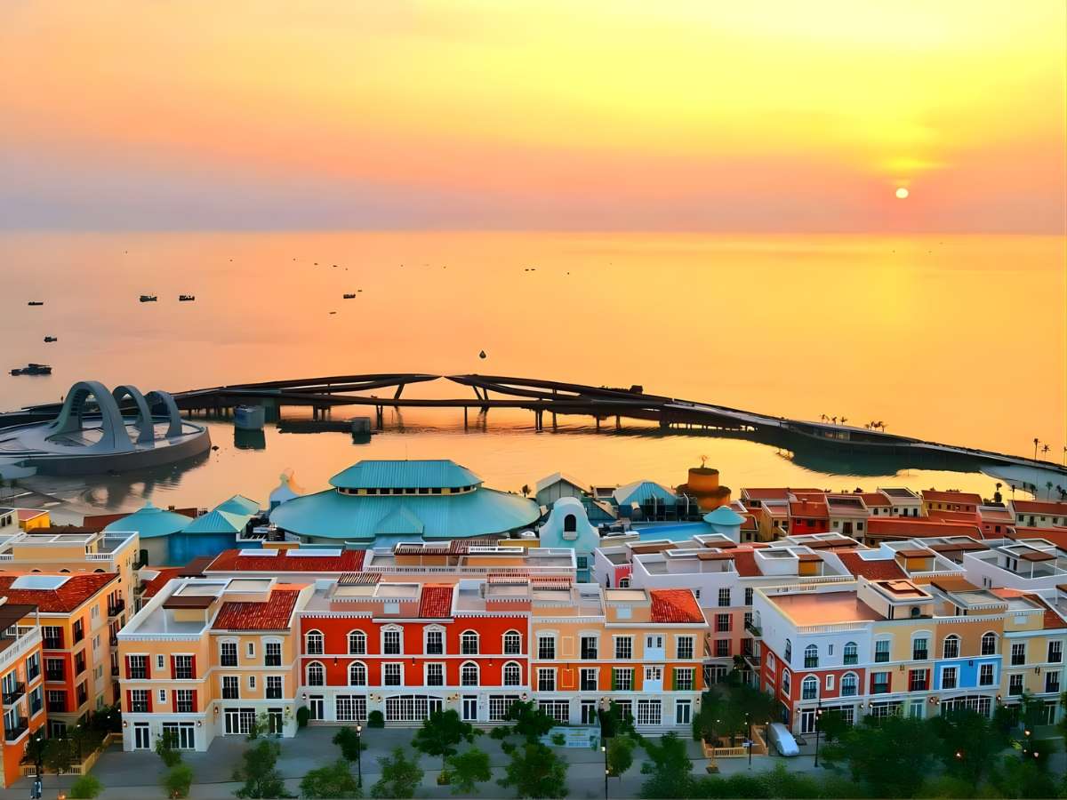Tham quan thị trấn Hoàng Hôn để cảm nhận cảm giác yên bình của biển đảo