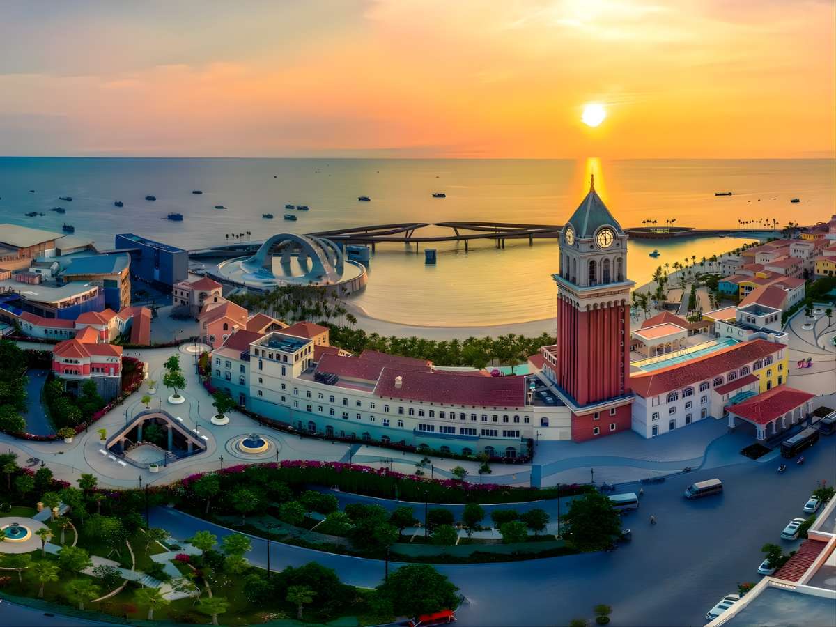 Thị trấn Hoàng Hôn là khu đô thị du lịch ven biển nằm ở Nam đảo