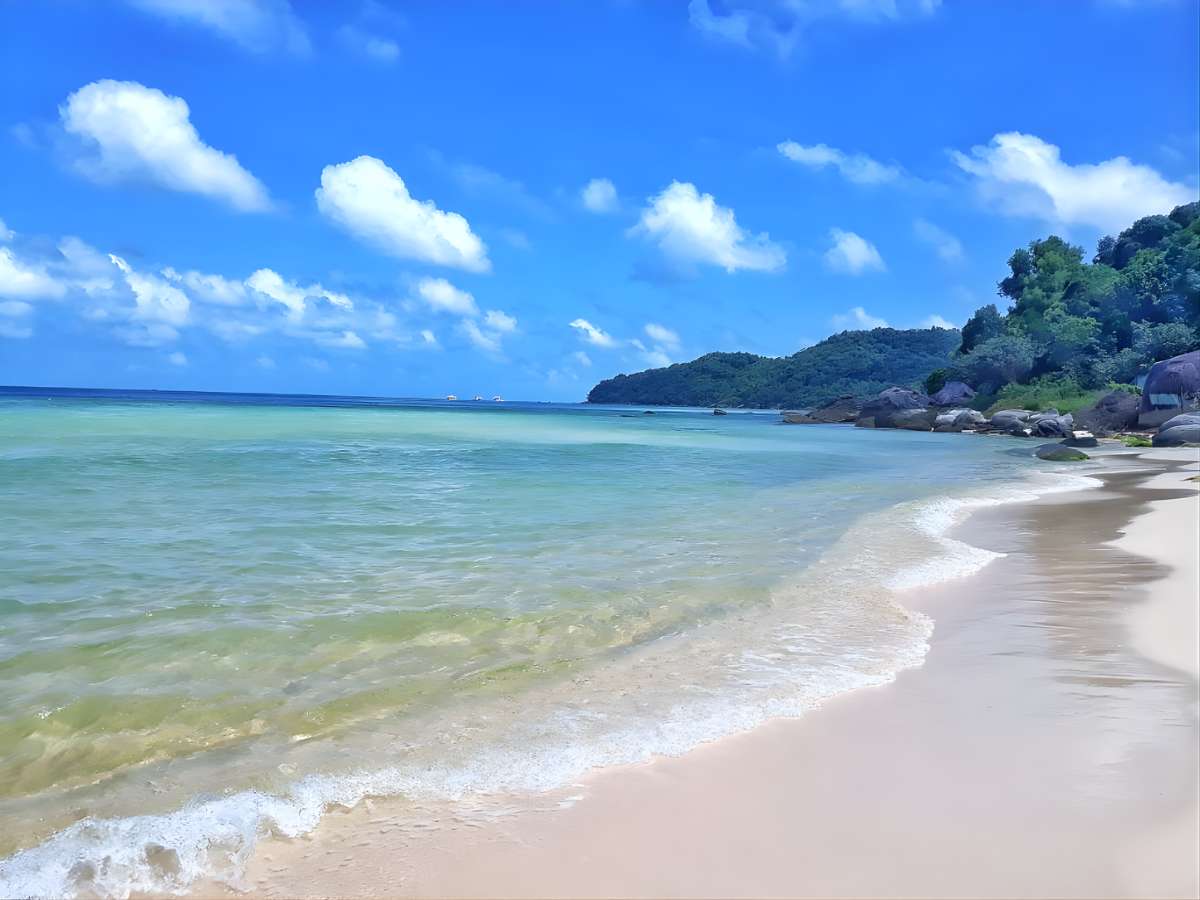 Màu nước biển tại Bãi Sao thường mang sắc xanh trong và nhẹ