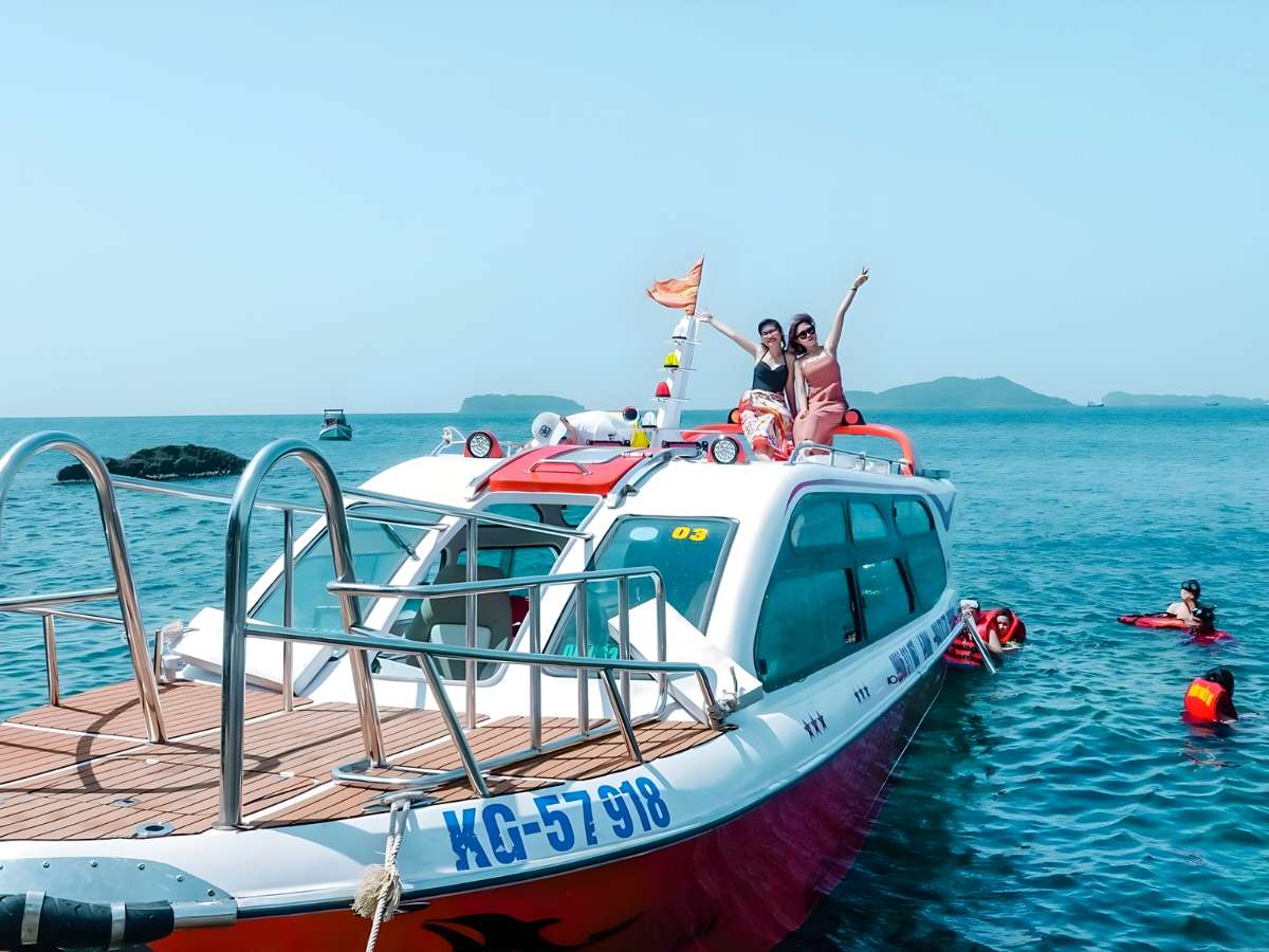 Tour cano riêng thường được lựa chọn bởi nhóm bạn hoặc gia đình