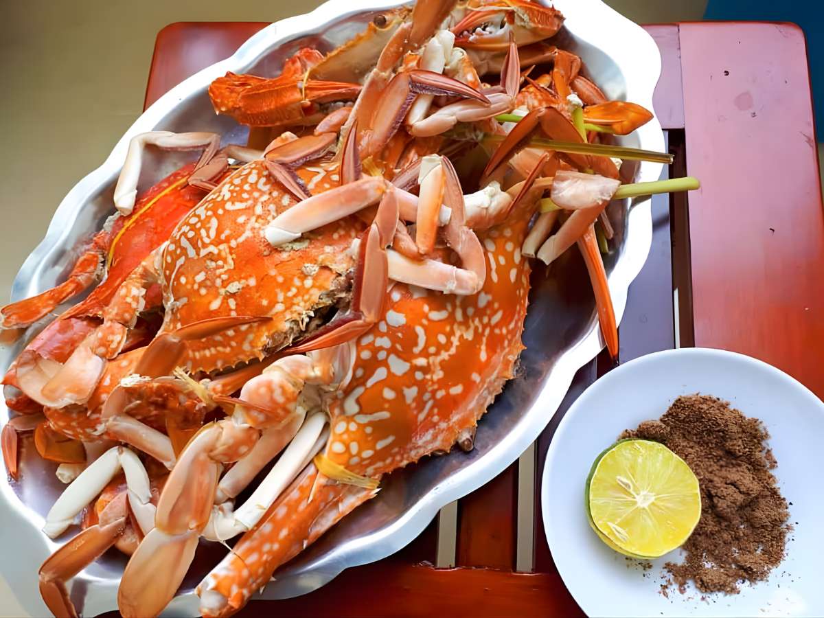 Cách chế biến phổ biến nhất của ghẹ Hàm Ninh Phú Quốc thường là hấp hoặc luộc