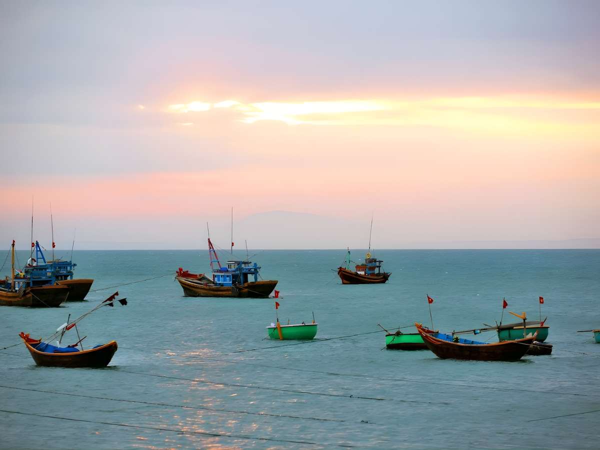 Làng chài Hàm Ninh nằm ở phía Đông đảo Phú Quốc, Đặc Khu Phú Quốc