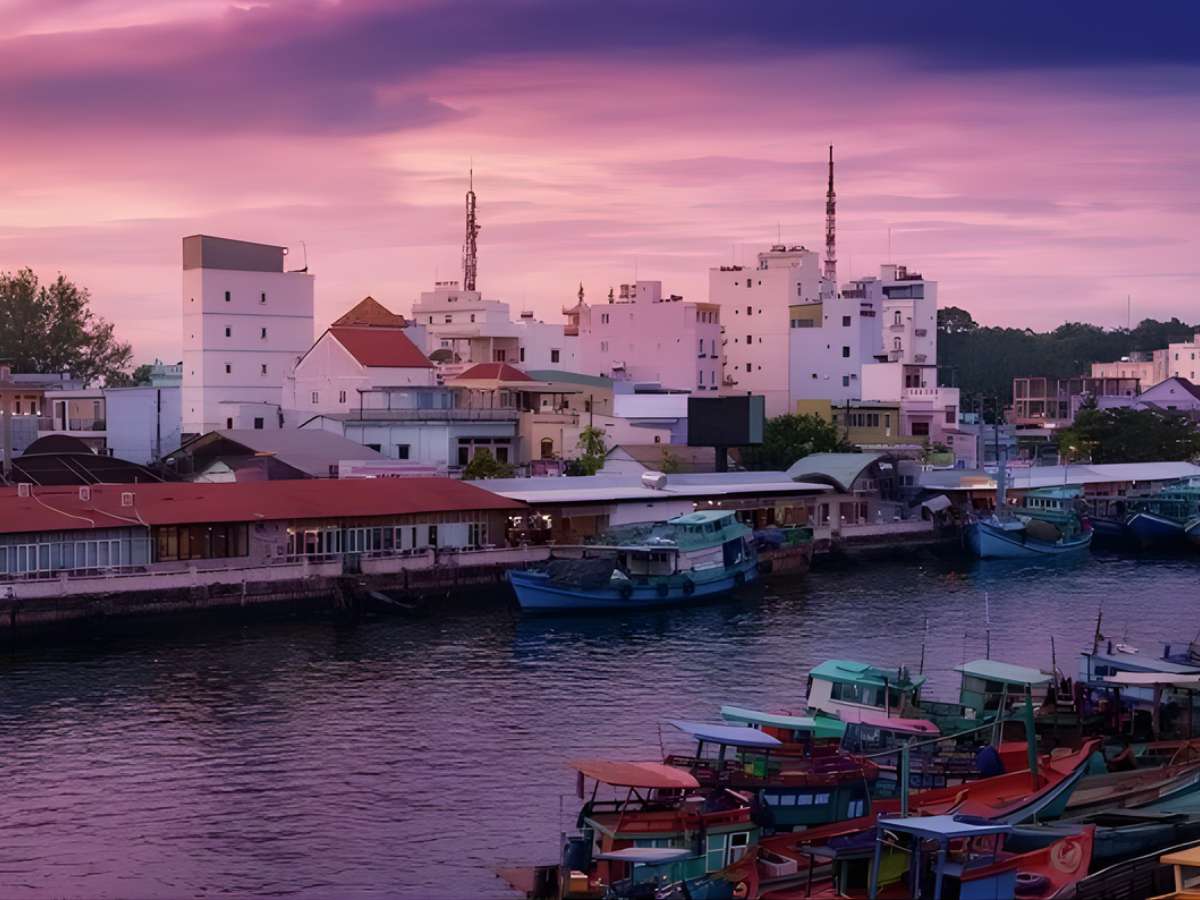 Làng chài Hàm Ninh nằm ở phía Đông đảo Phú Quốc, thuộc xã Hàm Ninh