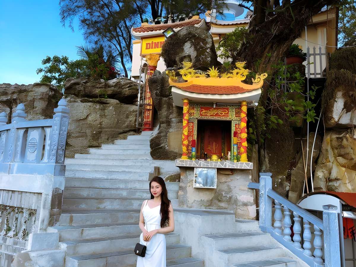 Lối lên Dinh Cậu là hệ thống bậc thang đá uốn lượn theo sườn ghềnh