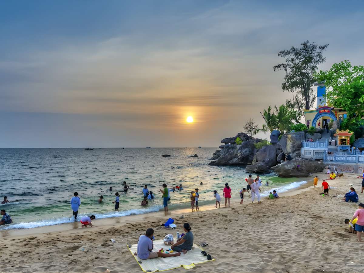 Dinh Cậu nằm tại cửa sông Dương Đông, Đặc Khu Phú Quốc