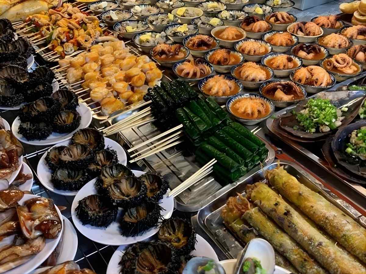 Điểm thu hút của chợ đêm bãi trường Phú Quốc là các quầy hải sản tươi sống. 